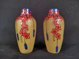 deux vases ornés de motifs rouges et bleus