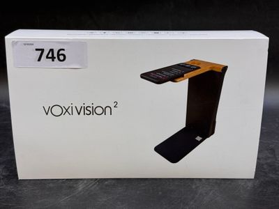 une image représentant une boîte sur laquelle est posé un téléphone, posée sur une table