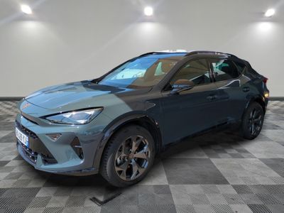 un SUV Toyota C-HR bleu garé sur un sol à damier