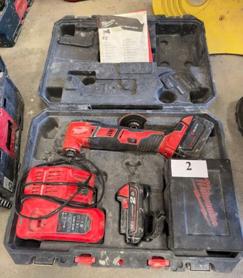 une photo d'une trousse à outils posée dans un coffret sur le sol