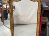 un miroir posé sur le sol d'une pièce