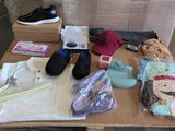 une table sur laquelle se trouvent de nombreux objets