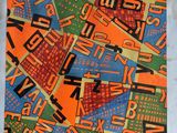 une œuvre d'art posée sur une table