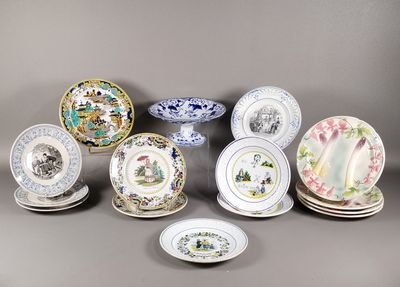 plusieurs assiettes et bols posés sur une table
