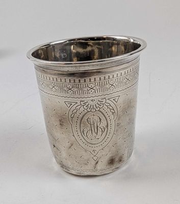 une coupe en argent posée sur une table