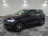 un 4x4 noir garé dans un garage au sol en damier