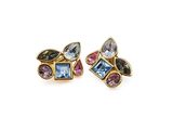 une paire de boucles d'oreilles multicolores sur fond blanc