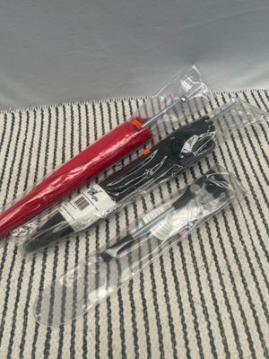 un stylo rouge et un stylo noir posés l'un à côté de l'autre sur une table