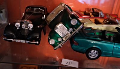 trois petites voitures exposées dans une vitrine