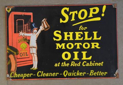 un panneau indiquant « Arrêtez-vous pour acheter de l'huile moteur Shell près de l'armoire rouge »