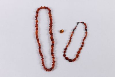 Deux colliers et une boucle d'oreille de perles d'ambre, fer… - Photo 1