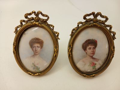 une paire de portraits miniatures représentant une femme et un homme