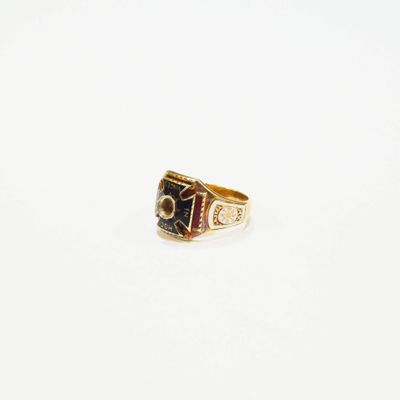 gros plan d'une bague en or sur une surface blanche