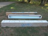 un banc en béton posé dans l'herbe
