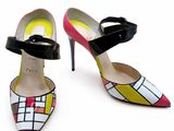 La femme porte une paire de chaussures colorées sur un fond blanc.