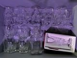 une boîte de verres vides et une boîte de verres à vin vides