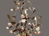 un lustre duquel pendent des fleurs et des feuilles