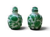 deux vases verts et blancs posés l'un à côté de l'autre