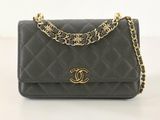 Sac Chanel à rabat en cuir d'agneau matelassé noir, avec finitions dorées