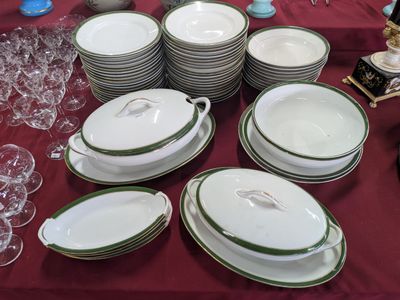 plusieurs assiettes et verres sur une table avec une nappe rouge