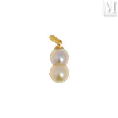 un gros plan d'un pendentif en perle sur fond blanc