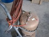 une image d'un détendeur de propane muni d'un tuyau