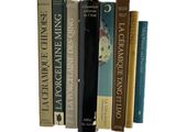 de nombreux livres alignés sur une étagère