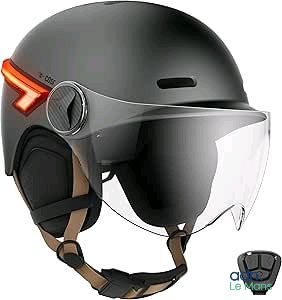 un casque et des lunettes de protection sur fond blanc