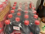 de nombreuses bouteilles de soda posées sur un comptoir à côté de bouteilles de bière