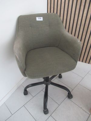 une chaise sur laquelle est apposée une étiquette, placée dans une pièce
