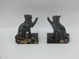 paire de serre-livres anciens en bronze représentant des chats, sur socles en marbre