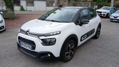 La Citrole blanche est garée sur le parking.