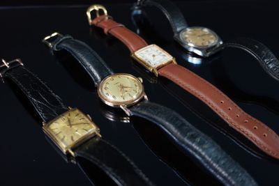 Plusieurs modèles de montres sont alignés sur une surface noire