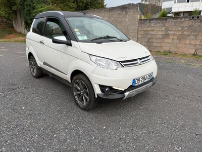 la photo d'une petite voiture blanche garée dans un parking