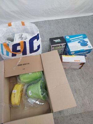 une boîte contenant une grappe de bananes, à côté d'un paquet de papier toilette