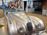 une voiture argentée exposée dans un musée
