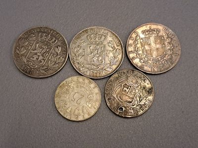 six pièces de monnaie britanniques différentes posées sur une table