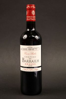 une bouteille de vin rouge posée sur une table noire
