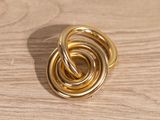 une photo d'une bague en or posée sur une table en bois