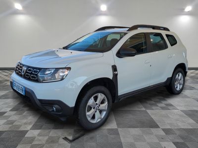 la dacia blanche est garée sur un carrelage à carreaux