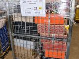 un chariot chargé de nombreuses caisses dans un entrepôt