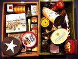 une boîte en bois remplie de différents types d'aliments