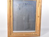 une photo d'un miroir à cadre doré accroché au mur