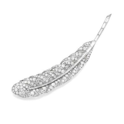 une broche Art déco en forme de plume sertie de diamants, signée Van Cleef
