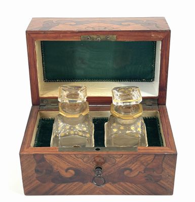deux bocaux en verre dans une boîte en bois posée sur une surface blanche
