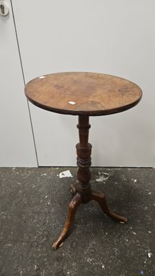 une petite table avec un plateau en bois sur un sol en béton