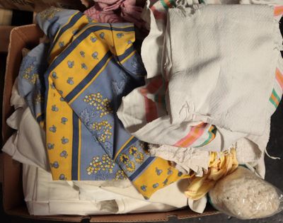 une boîte remplie de vêtements, avec un ours en peluche à l'intérieur