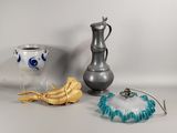trois vases et une lampe posés sur une table
