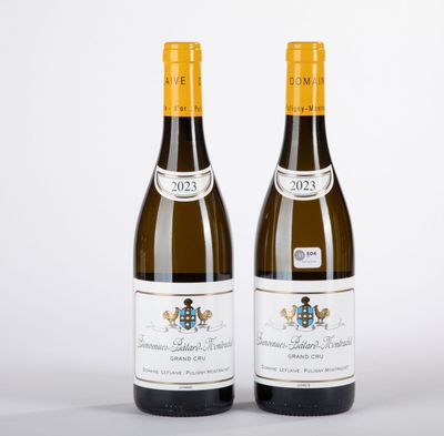 deux bouteilles de vin posées l'une à côté de l'autre sur une table