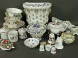 de nombreux types de plats et de tasses en porcelaine sur la table